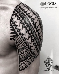 tatuaje-hombro-tribal-logia-barcelona-alessandro-oliviero-02 